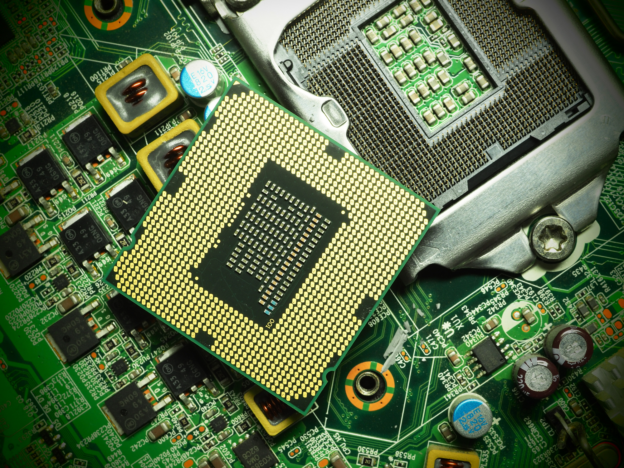 電気機器におけるシリコーン絶縁材の役割